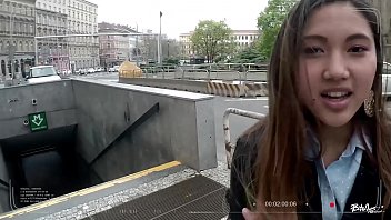 Очкастый турист трахается с азиатской давалкой в офисе