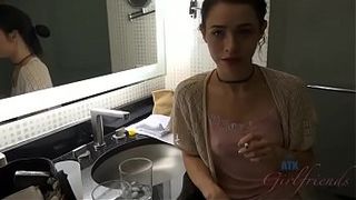 Кончил в киску подруги после дрочки в ванне